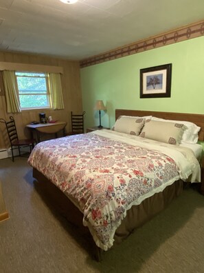 Habitación superior, 1 cama King size | Tabla de planchar con plancha, wifi gratis y ropa de cama 