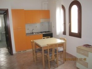 Khu vực ăn uống tại phòng