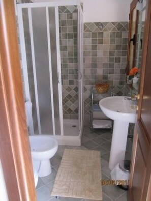 Triple Room | Bathroom | Shower, hair dryer, bidet, towels - Residence Olbia (Olbia)