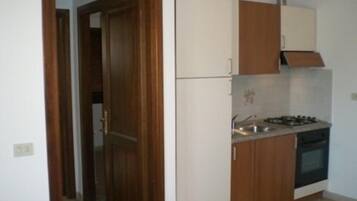 Kühlschrank, Wasserkocher mit Kaffee-/Teezubehör