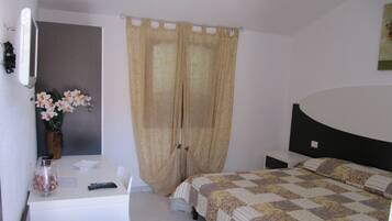 Camera doppia | Una scrivania, insonorizzazione, culle/letti per bambini, Wi-Fi gratuito