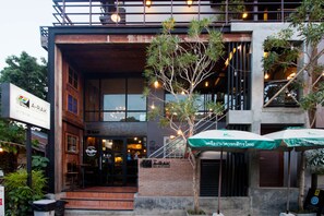 Exterior - The Arak Bed Bar and Hostel (Chiang Mai)