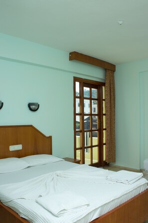 Blackout drapes, WiFi, bed sheets - Ares City Hotel (Kemer)