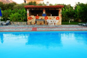 Alberca al aire libre y camastros 