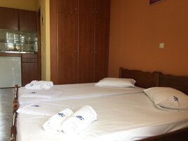 Free cribs/infant beds, free WiFi