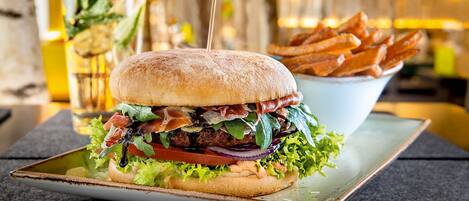 Una hamburguesa con papas fritas en un plato.