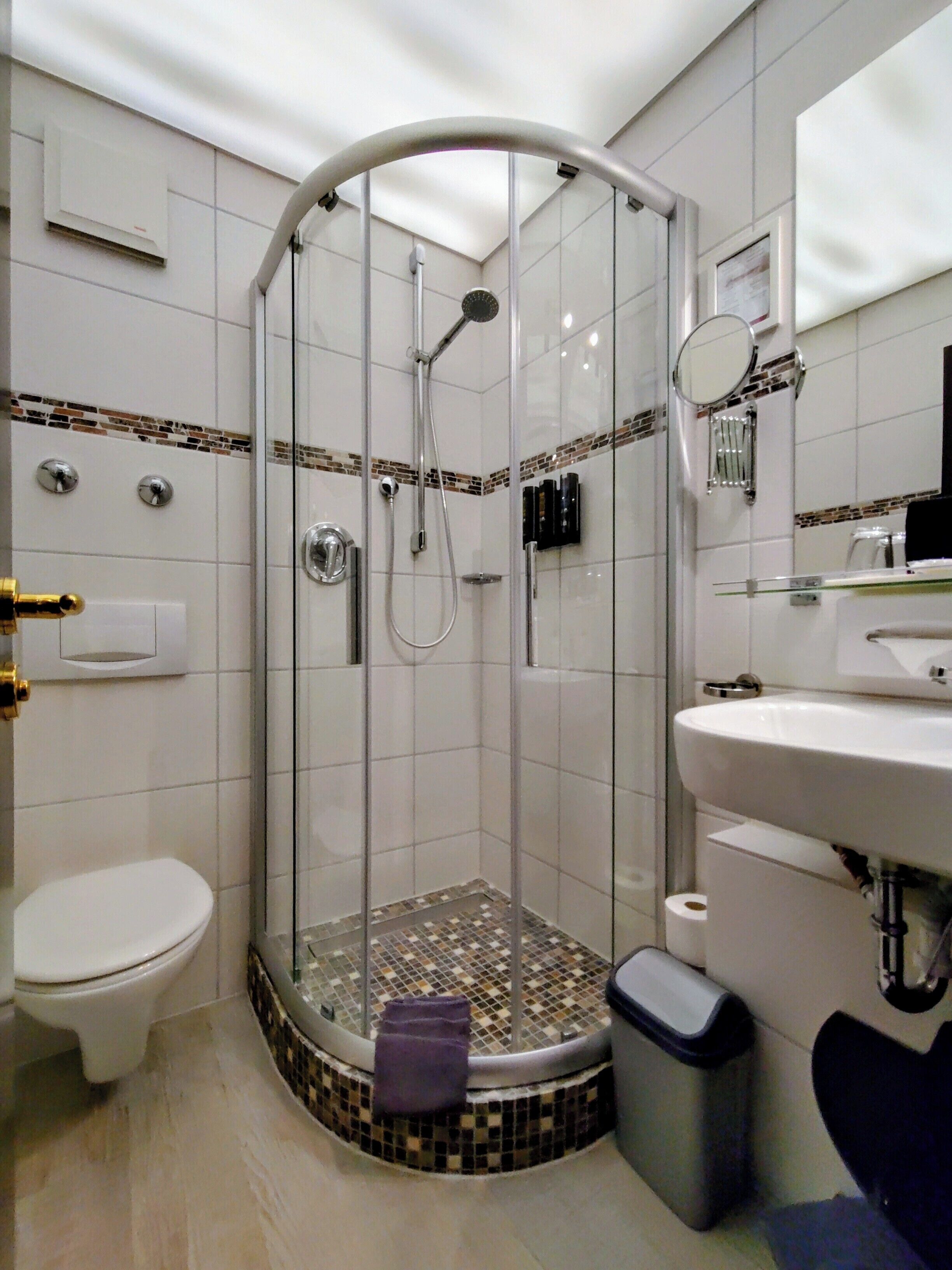 superior single room, non smoking | bathroom | free toiletries, hair dryer, bathrobes, slippers