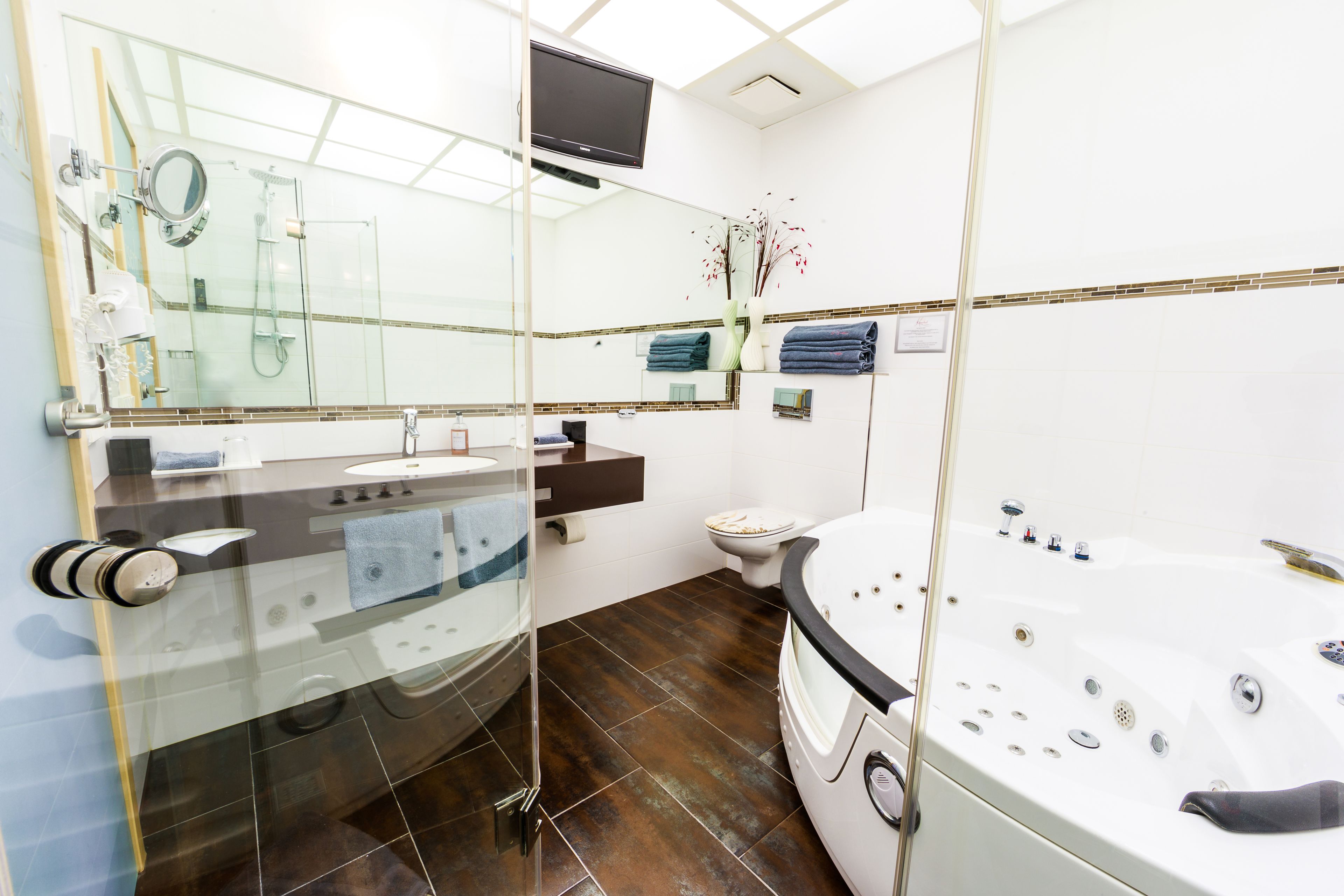 superior suite, 1 bedroom, hot tub | bathroom | free toiletries, hair dryer, bathrobes, slippers