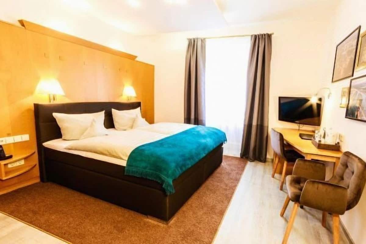 1 bedroom, premium bedding, free minibar, in-room safe