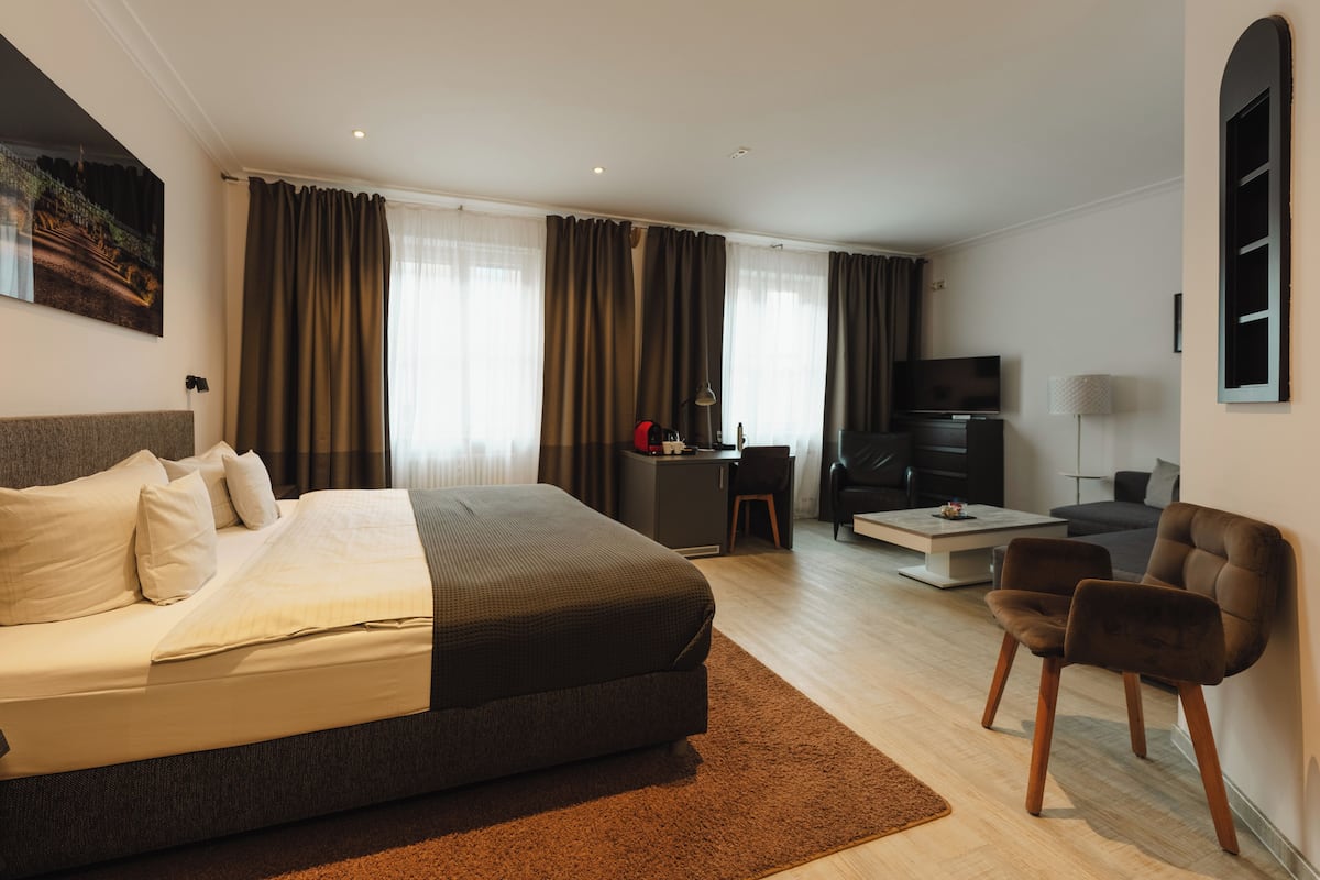 1 bedroom, premium bedding, free minibar, in-room safe