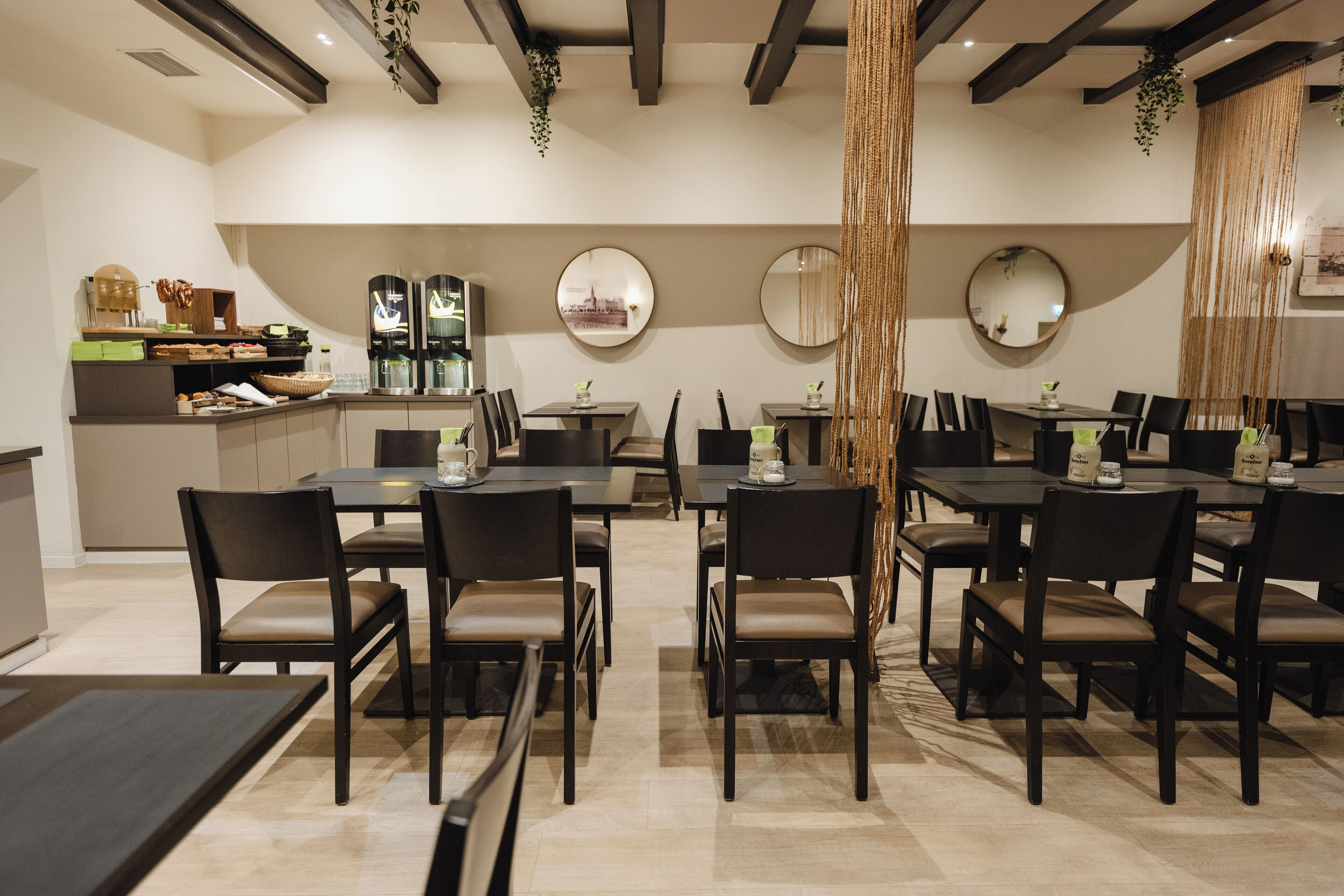 Tägliches Frühstücksbuffet (15 EUR pro Person)