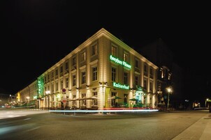 Un hotel con un letrero verde que dice "Hohepfenner Vlsner" y "Kaiserhof" en la fachada.