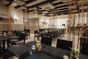 Daily buffet breakfast (EUR 15 per person) - Hotel Kaiserhof (Karlsruhe)