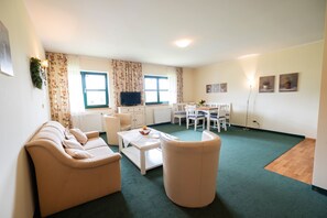 Comfort Apartment | Living area | Flat-screen TV - Vital CAMP Bayerbach (Bayerbach)
