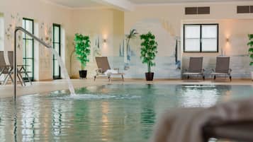 Piscine couverte, accÚs possible de 08 h 00 à 19 h 30, chaises longues