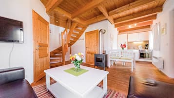 Maison familiale, 2 chambres | Aire de séjour | Téléviseur à écran plat