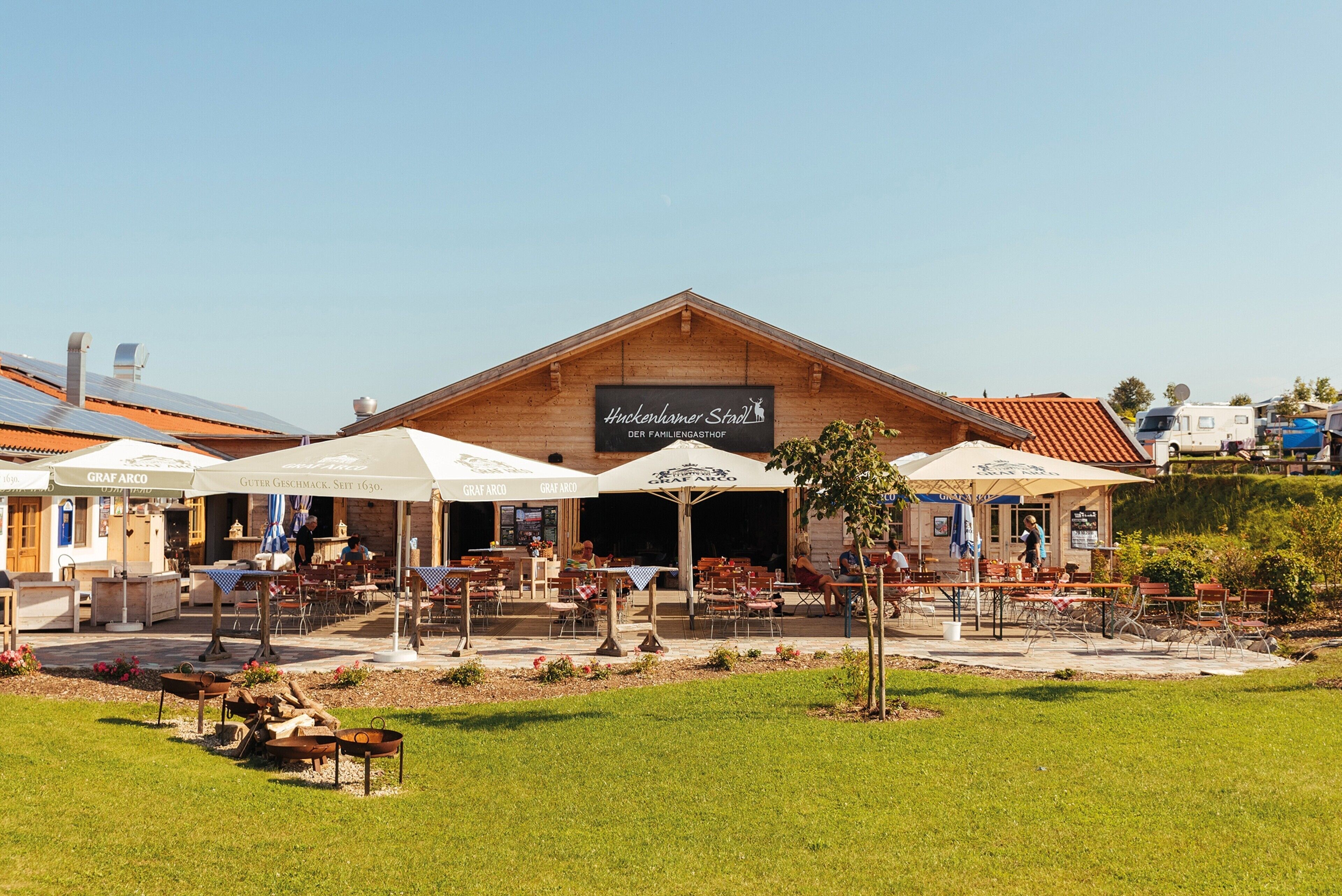 Un restaurante con terraza y un cartel que dice "Hüttenheimer Stadt".