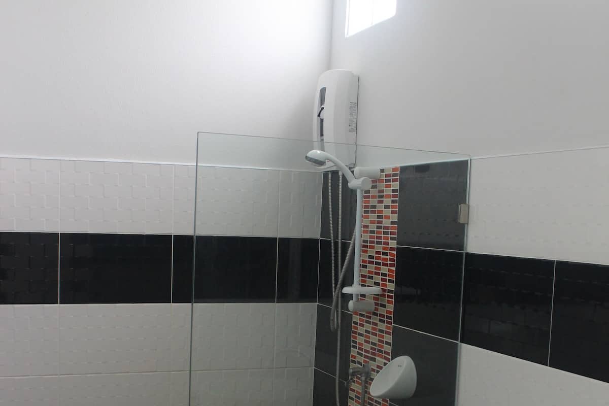 Habitación superior | Escritorio, camas extra y wifi gratis