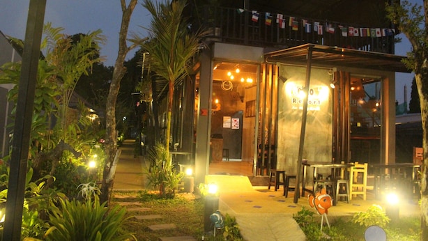 Un restaurant doté d’une terrasse, d’un patio couvert et d’une enseigne indiquant qu’il s’agit d’un restaurant.