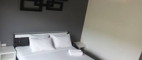 Habitación superior | Escritorio, camas supletorias, wifi gratis