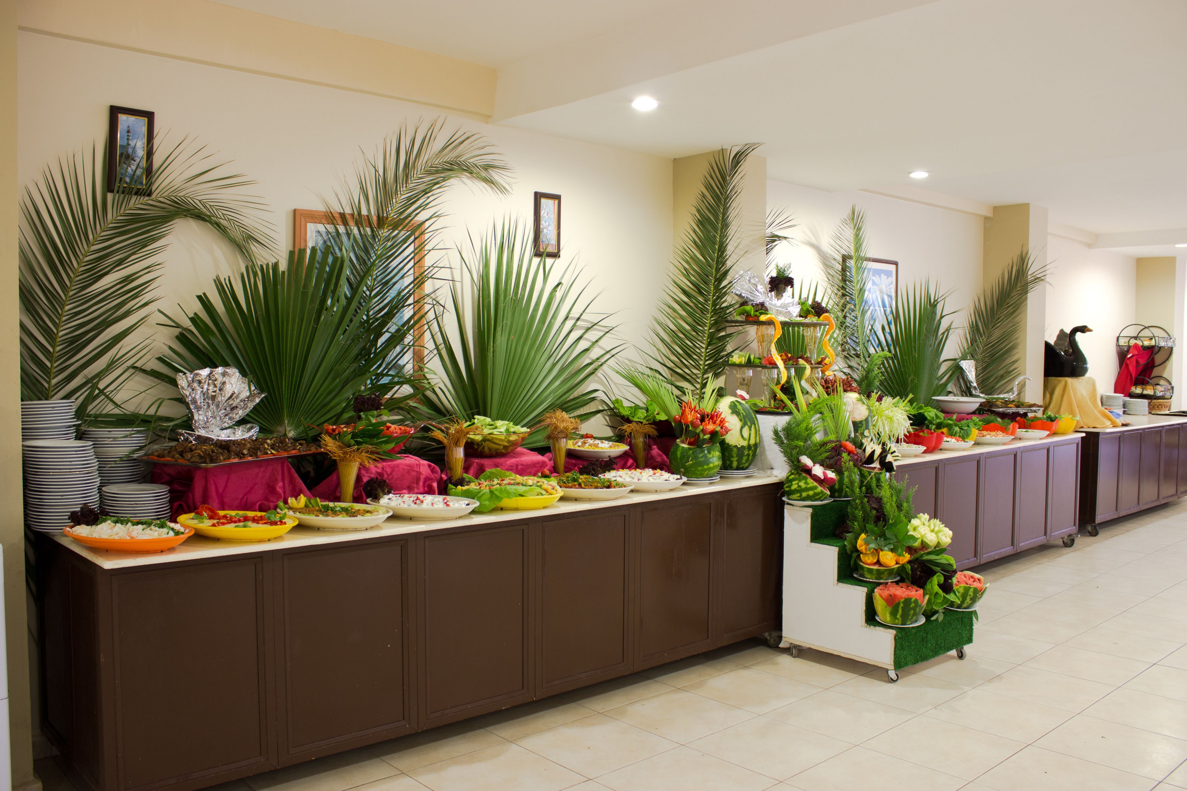 Una mesa de buffet con diversos platos y productos frescos.