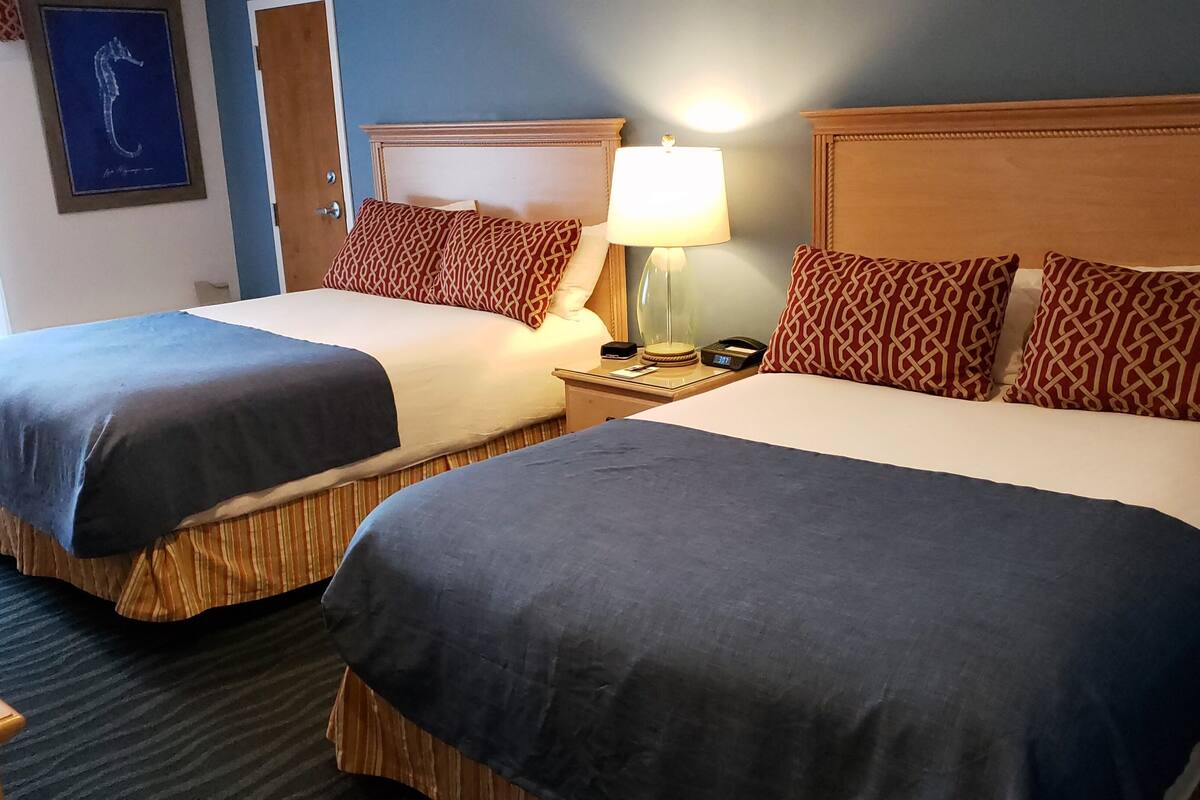 west side dunes queen | pillow-top beds, blackout curtains, iron/ironing board, free wifi