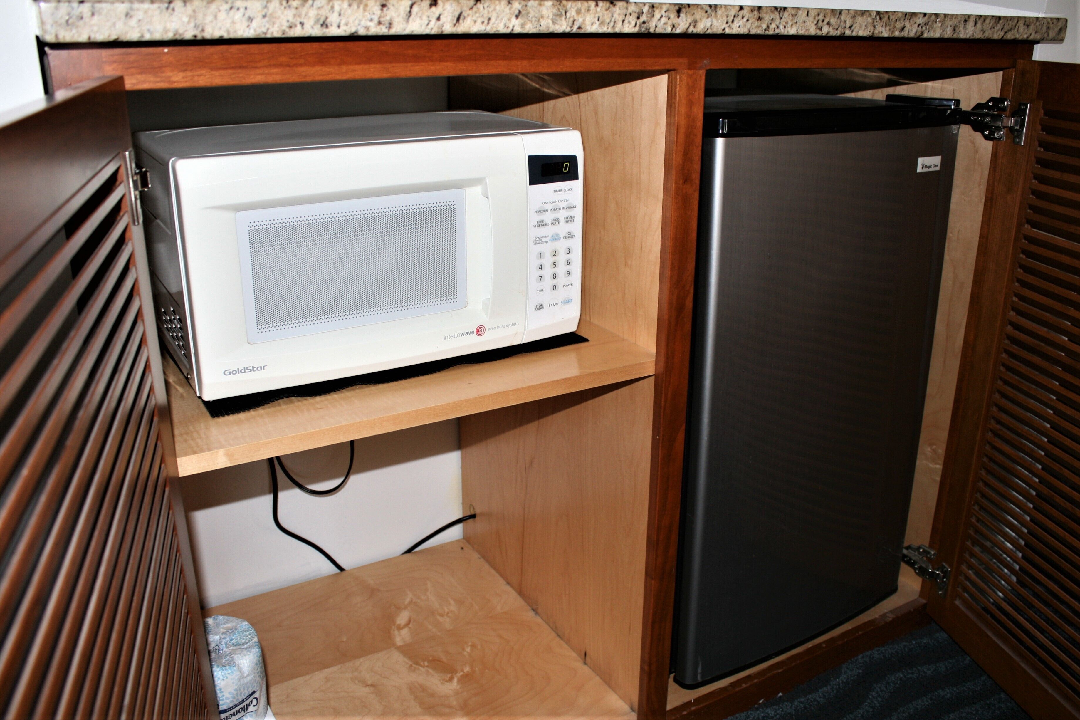 sea glass queen suite, avenue ii separate bldg, no elevator | mini fridge