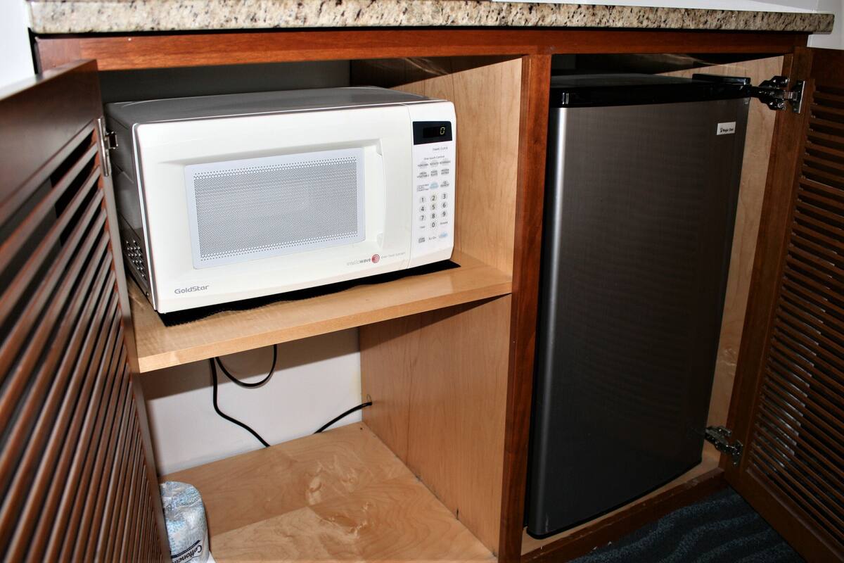 sea glass queen suite, avenue ii separate bldg, no elevator | mini fridge