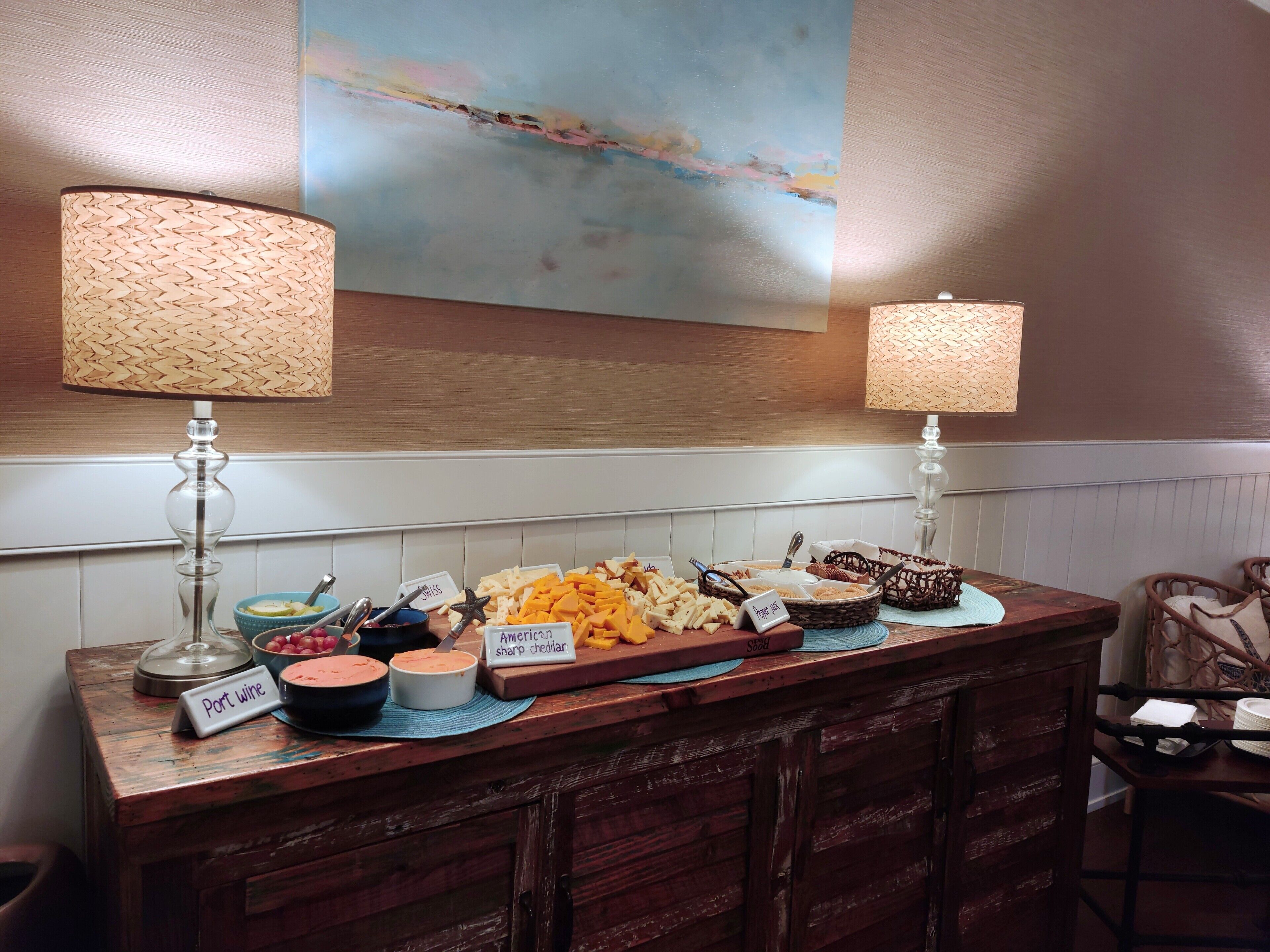 Een buffet met diverse gerechten en een bordje met de tekst 'Portwijn'.