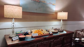 Een buffet met diverse gerechten en een bordje met de tekst 'Portwijn'.