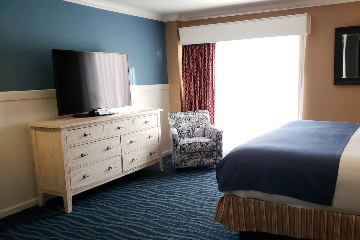 Wilmington Avenue Accessible King | Pillowtop beds, blackout drapes, iron/ironing board, WiFi (free)