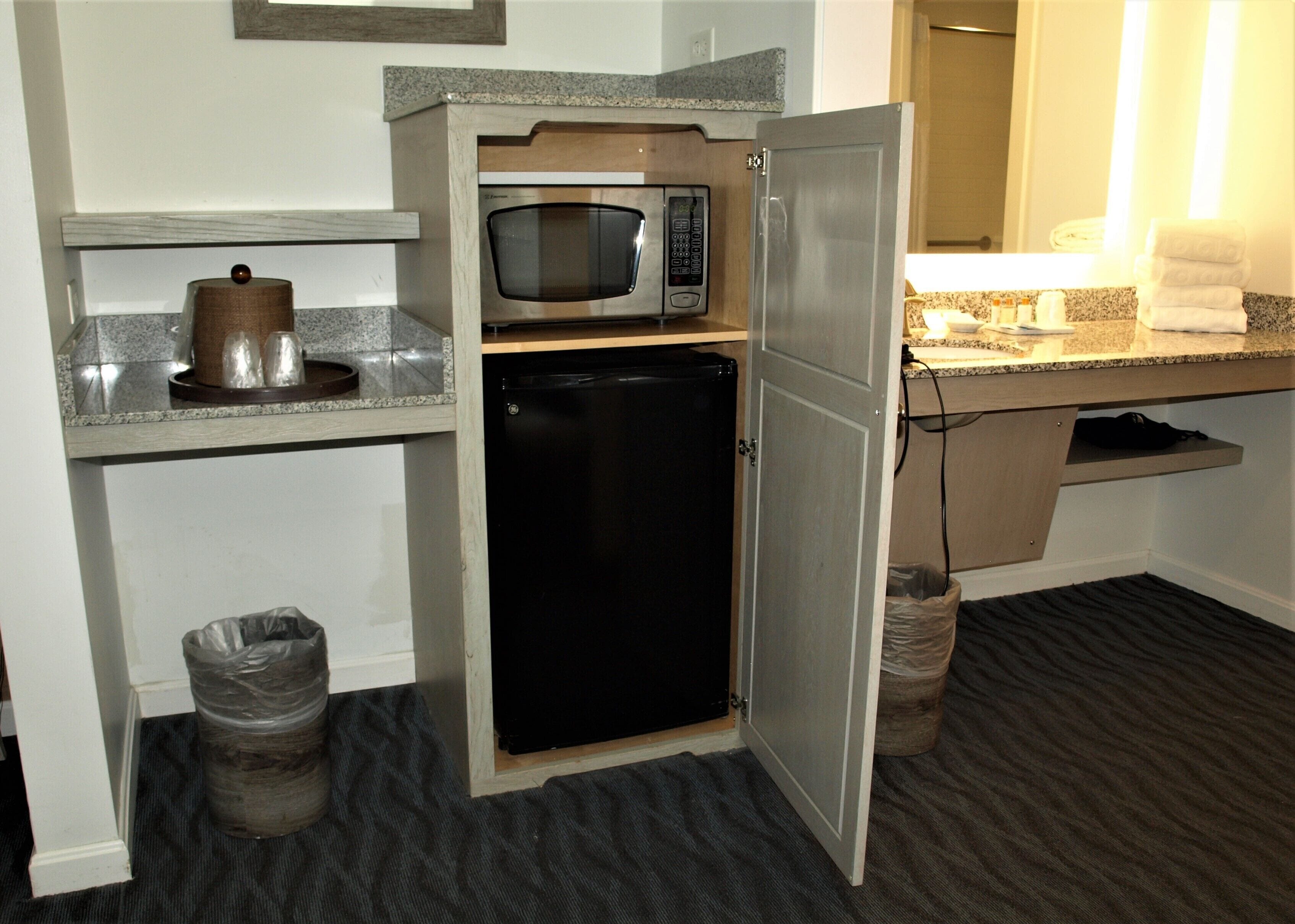 wilmington avenue accessible king | mini fridge