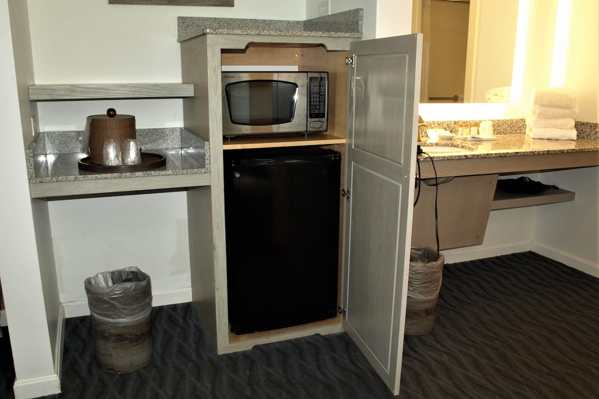 wilmington avenue accessible king | mini fridge