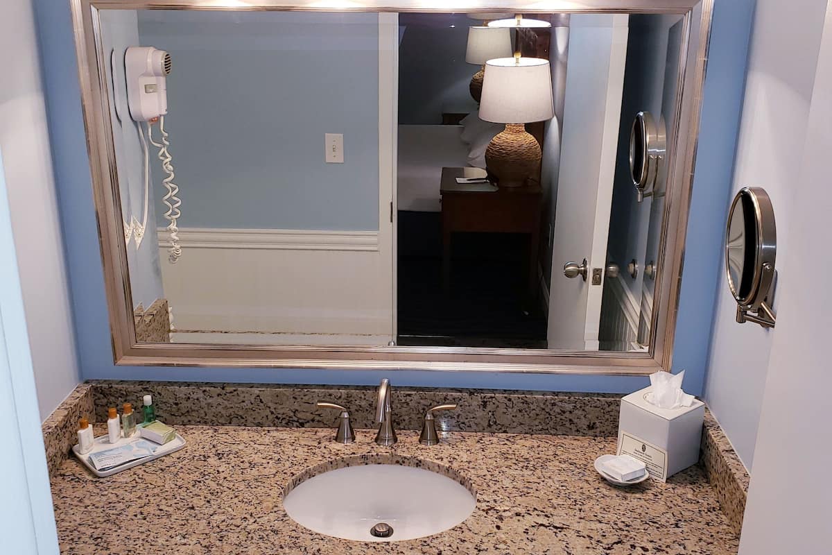 sea glass king suite, avenue ii separate bldg, no elevator | bathroom | designer toiletries, hair dryer, towels