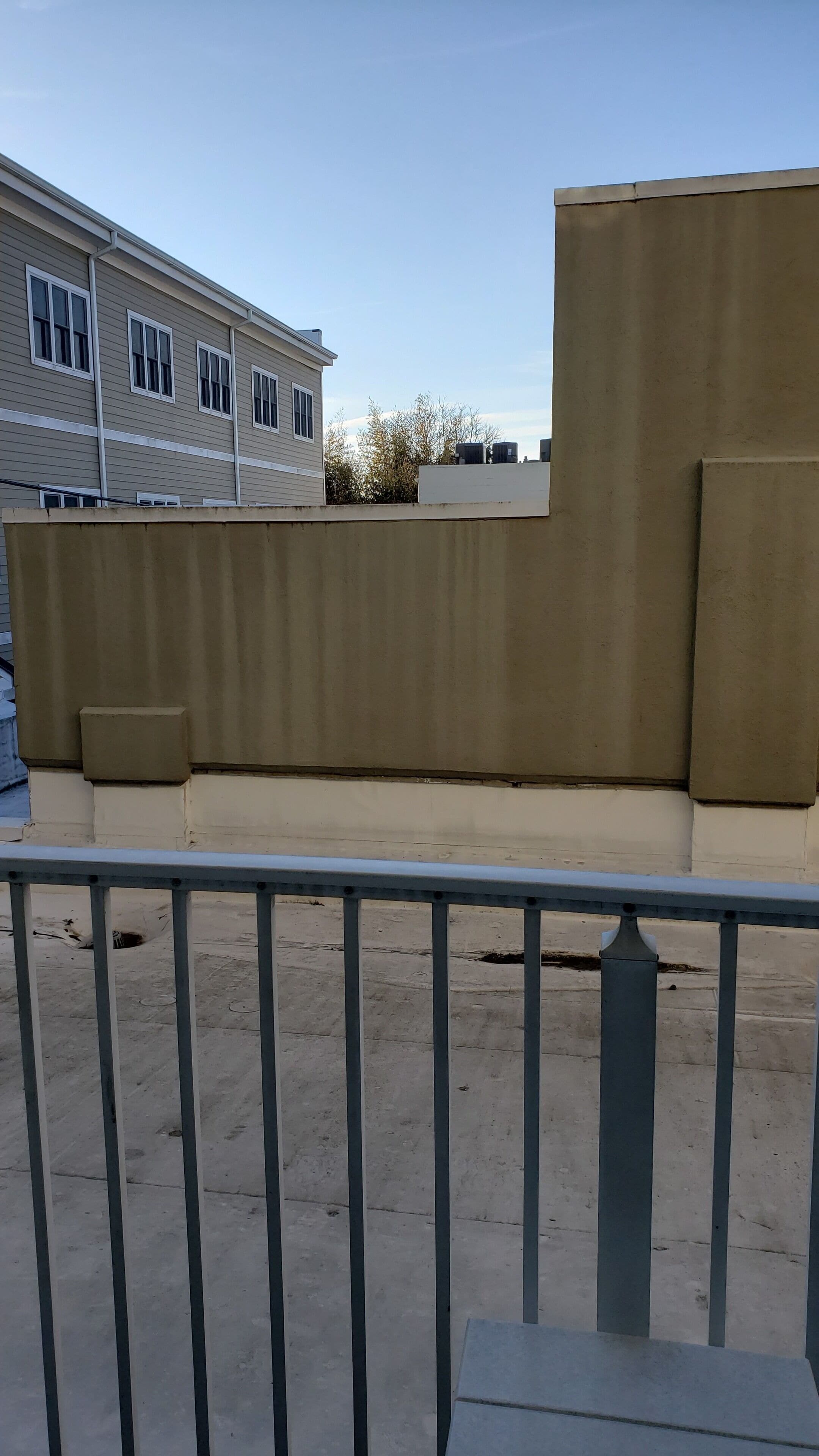 Un bâtiment à la façade beige et au toit plat.