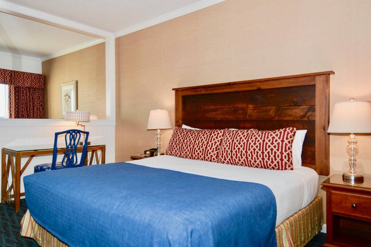 Coastal Choice King Superior | Pillowtop beds, blackout drapes, iron/ironing board, WiFi (free)