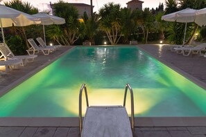 Outdoor pool, pool umbrellas, sun loungers - EVITA STUDIOS (Kefalonia)