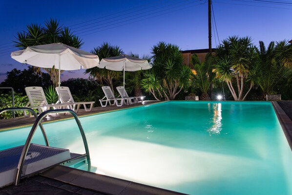 Outdoor pool, pool umbrellas, pool loungers - EVITA STUDIOS (Kefalonia)