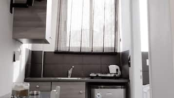 Studio | Private kitchenette | Fridge, microwave, oven, stovetop