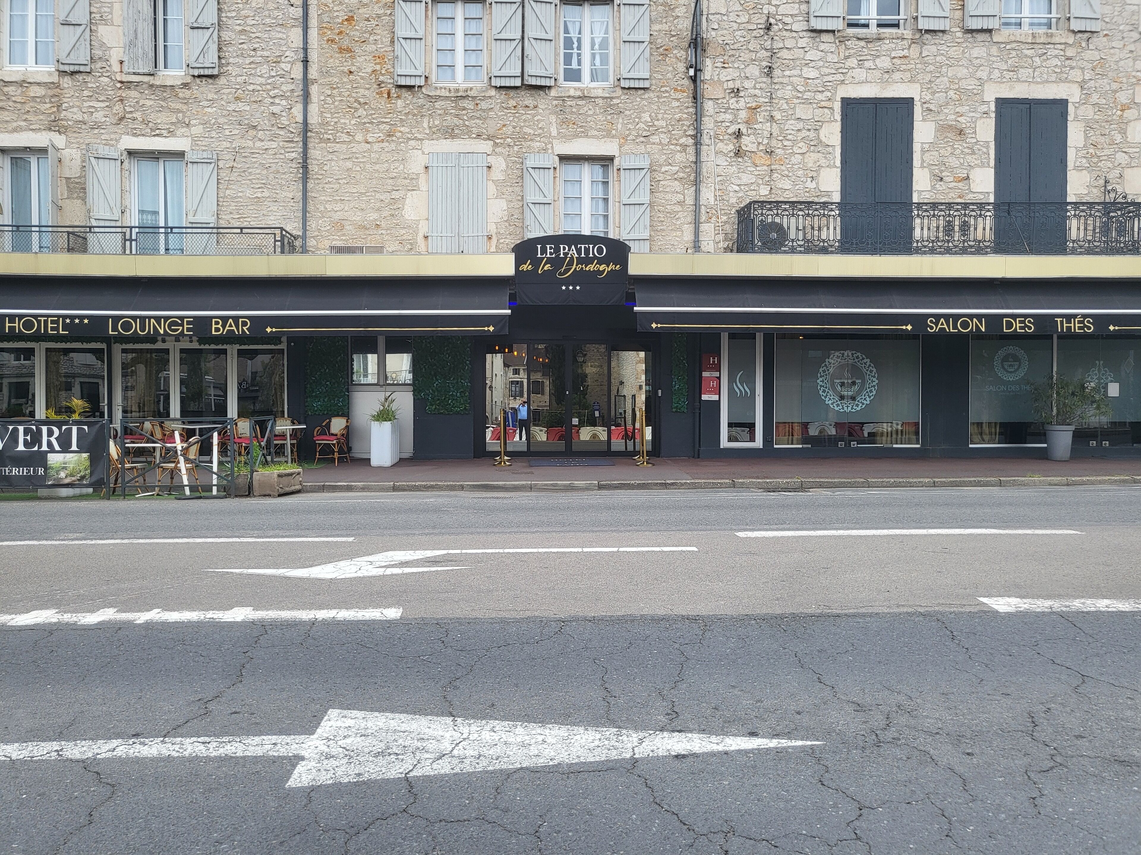 Un bâtiment portant une enseigne indiquant « Le Petit de la Jordogne » et « Salon des Thés ».