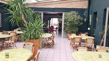 每日供应自助式早餐(每人 EUR 13)
