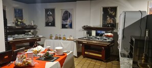 Daily buffet breakfast for a fee - Le Patio De La Dordogne (Souillac)