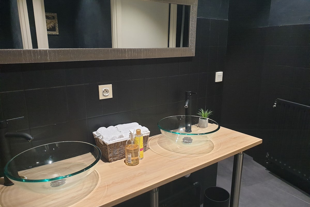 combined shower/bathtub, free toiletries, hair dryer, towels