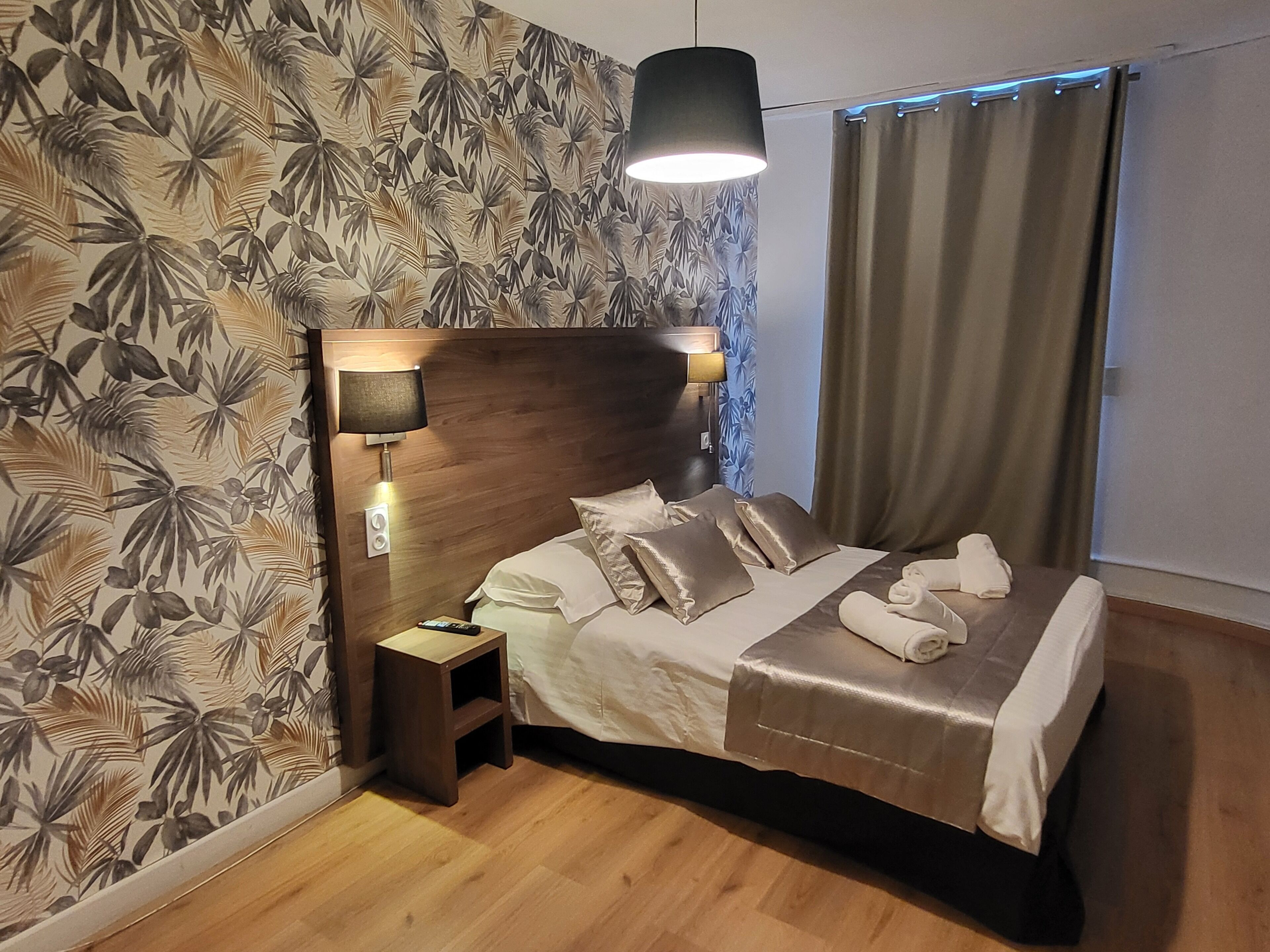 Habitación Confort doble, 1 cama de matrimonio, no fumadores, vistas al jardín | Ropa de cama de alta calidad, decoración individual, escritorio