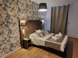 Habitación doble Confort, 1 cama Queen size, para no fumadores, vista al jardín | Ropa de cama de alta calidad, decoración personalizada y escritorio