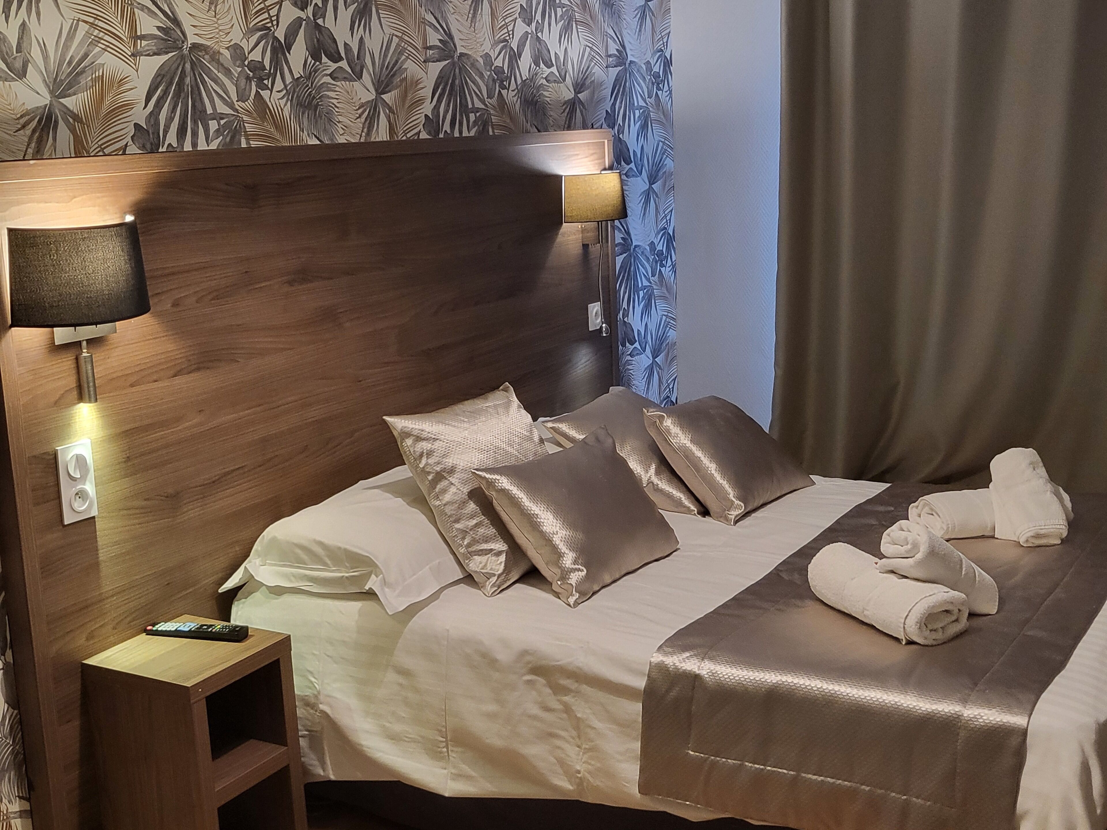 comfort double room, 1 queen bed, non smoking, garden view | premium bedding, individually decorated, desk, laptop workspace