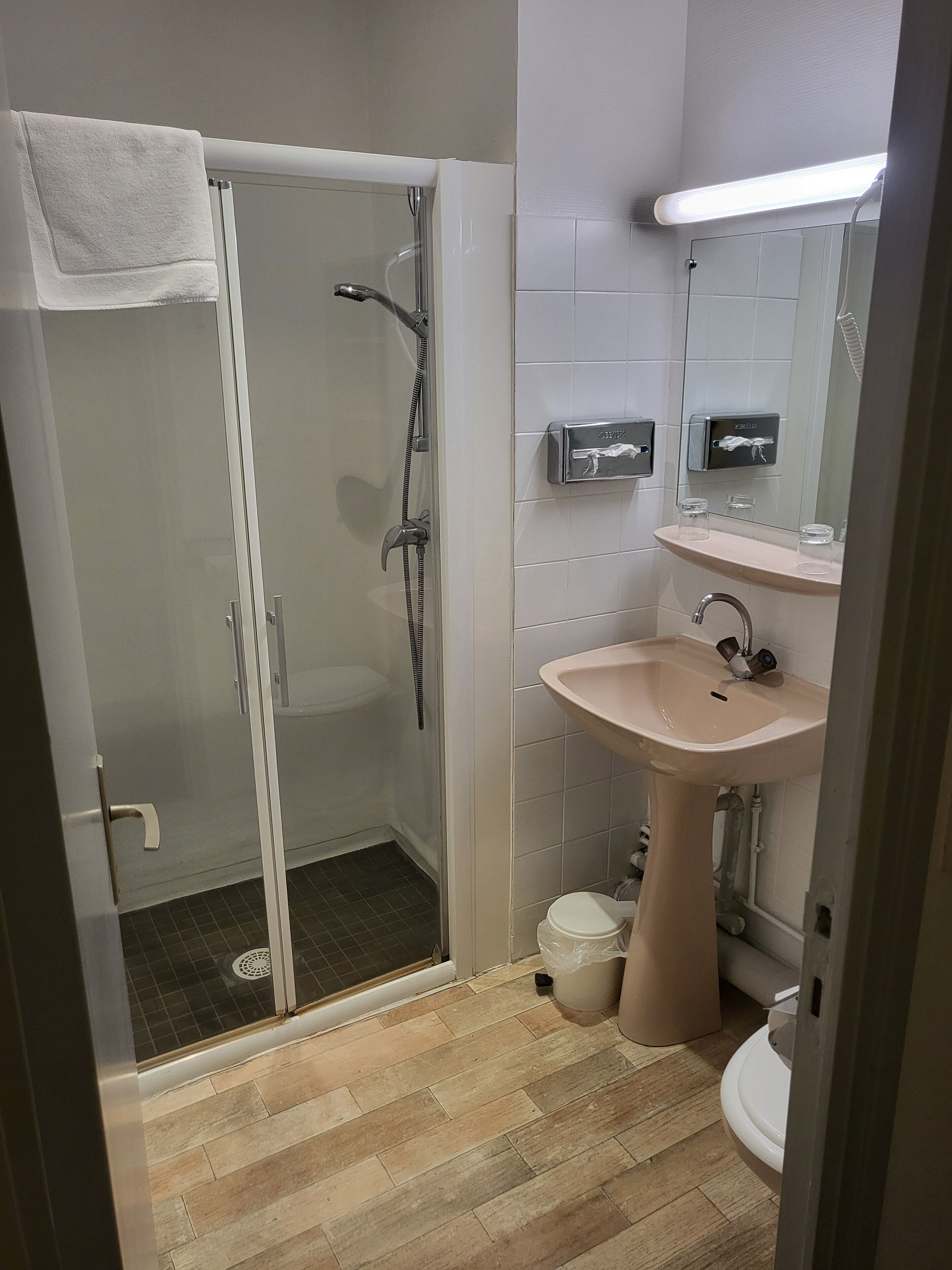 comfort double room, 1 queen bed, non smoking, garden view | bathroom | combined shower/bathtub, free toiletries, hair dryer, towels