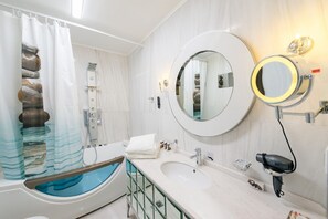 Anastasia Suite | Badeværelse | Gratis toiletartikler, hårtørrer, badekåber, hjemmesko