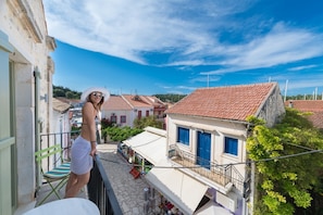 Danai Suite | Balcony - Fiscardonna Luxury Suites (Kefalonia)