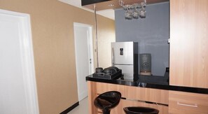 Apartemen, 2 kamar tidur | Dapur kecil pribadi | Lemari es besar, kompor, dan peralatan masak/sendok-piring